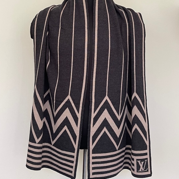 Louis Vuitton Scarf Cashmere Reversible Wrap - Picture 3 of 9